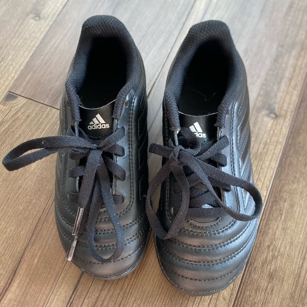 Little kids adidas soccer shoes. Used only once, great condition. Size 11.5